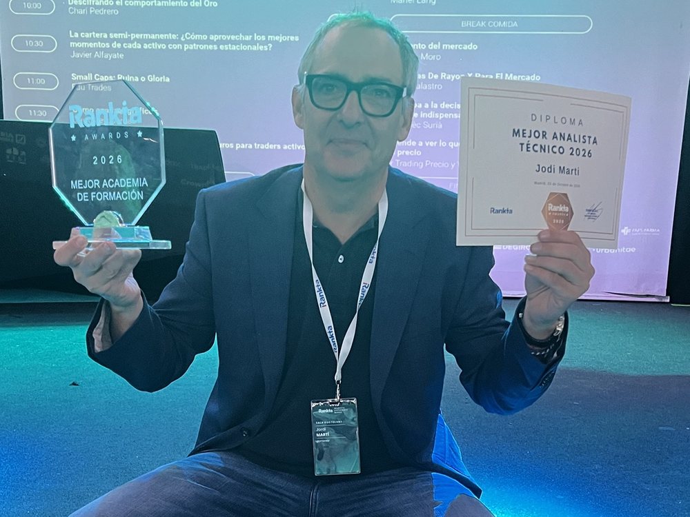 Jordi Martí con el trofeo Rankia Awards 2026 a la Mejor Academia de Formación y el diploma de la categoría de Mejor Analista Técnico